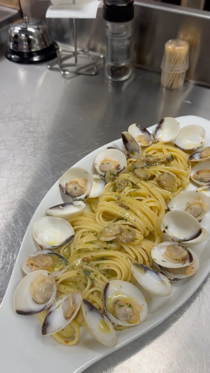 Una fuente de pasta preparada en la cocina de SoloPasta